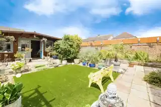 2 Locke Close, photo 2