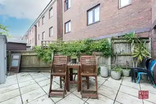 2 Midhurst Way, photo 2