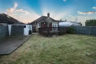 2 Parkfield Close, photo 3