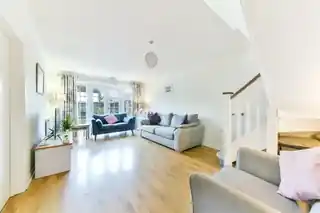 2 Penshurst Way, photo 2