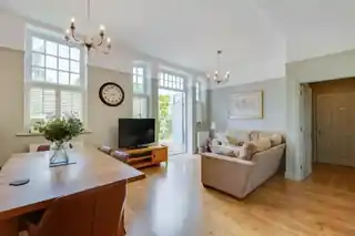 2 Redwood Close, photo 2
