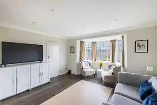 2 Roffey Close, photo 2