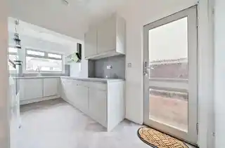 2 Upton Villas, photo 3