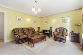 2 Village Park Close, photo 2