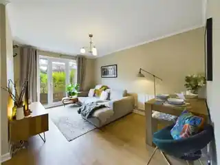 2, Walmers Court, Cranes Park, photo 2