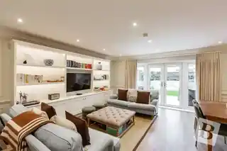 2 Whittle Drive, photo 2