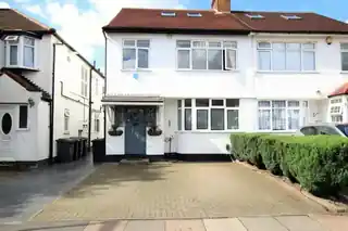 20 Brook Avenue, photo 2