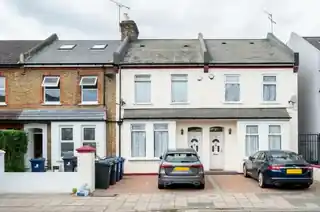 20 Coldershaw Road, photo 2