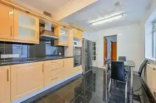 20 Coldershaw Road, photo 3