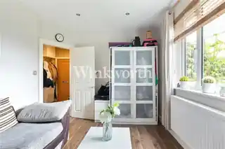 20 Langham Close, photo 3
