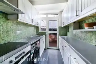 20 Manor Way, photo 2