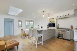 20 Midhurst Road, photo 3