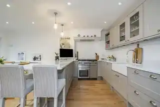 20 Midhurst Road, photo 4