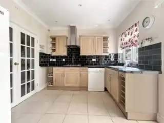 200 Westwood Lane, photo 2