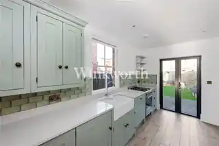 203 Lymington Avenue, photo 4