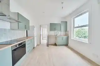 203 Lyndhurst Road, photo 2