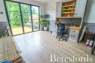 207 Corbets Tey Road, photo 4