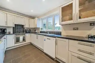 208 Sutherland Avenue, photo 3