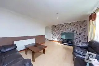 21 Boleyn Gardens, photo 2