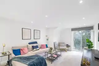 21 Burghley Hall Close, photo 4