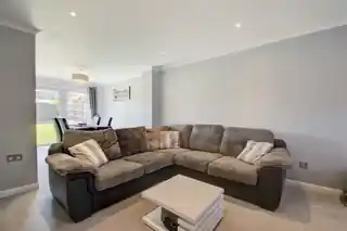 21 Forbes Way, photo 3