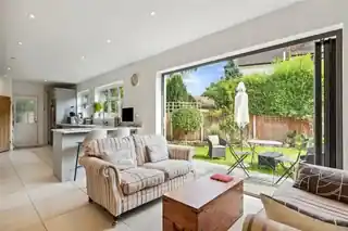 21 Hertford Avenue, photo 3