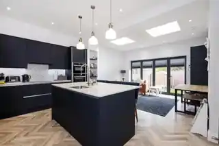 21 Hollies Road, photo 2