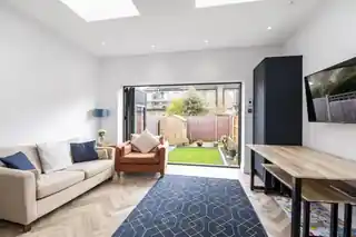 21 Hollies Road, photo 3
