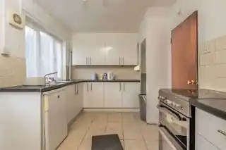 21 Lexden Drive, photo 4