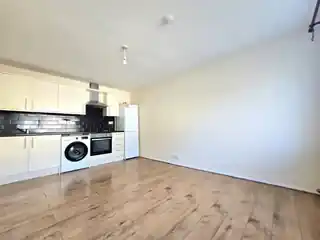 21 Locket Road, photo 2