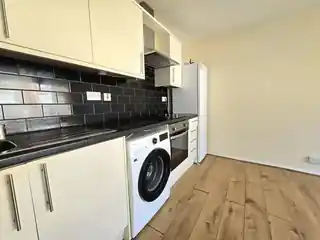 21 Locket Road, photo 3