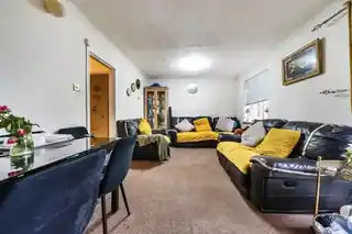21 Regents Close, photo 3
