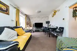 21 Regents Close, photo 2