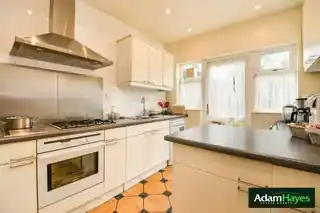 21 Sandringham Gardens, photo 3