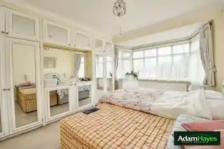 21 Sandringham Gardens, photo 4