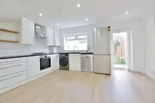 21 St Christophers Close, photo 3