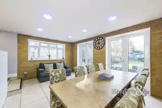 210 Upton Road South, photo 3