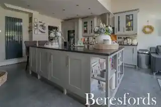 211 Corbets Tey Road, photo 3