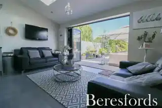 211 Corbets Tey Road, photo 4