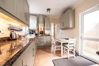 211 Lodge Lane, photo 4