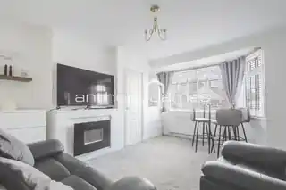 212A Eversley Avenue, photo 2