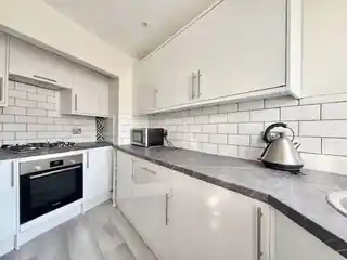 213 Arnold Estate, photo 3