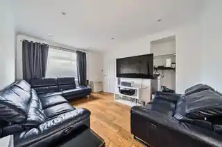 215 Colney Hatch Lane, photo 2