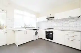 215 Dagenham Avenue, photo 2
