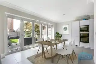 22 Amberden Avenue, photo 2