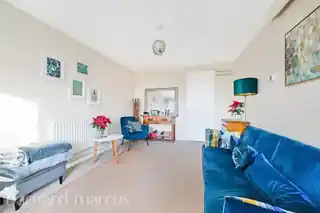 22 Arnewood Close, photo 2