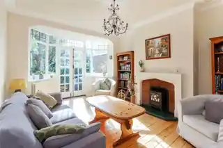 22 Church Crescent, photo 3