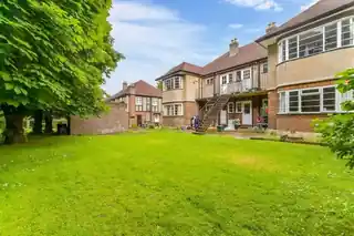 22 Grove Avenue, photo 2