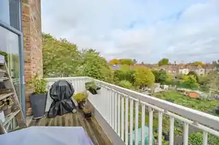 22, Howell Court, Enfield Road, photo 3