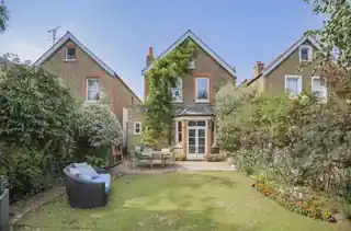 22 Latchmere Road, photo 2